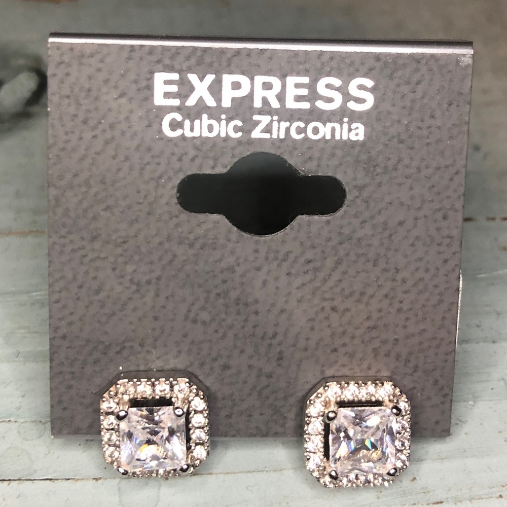 🎁 NWT CZ Stud Earrings 💎